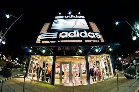 En upplyst Adidasbutik