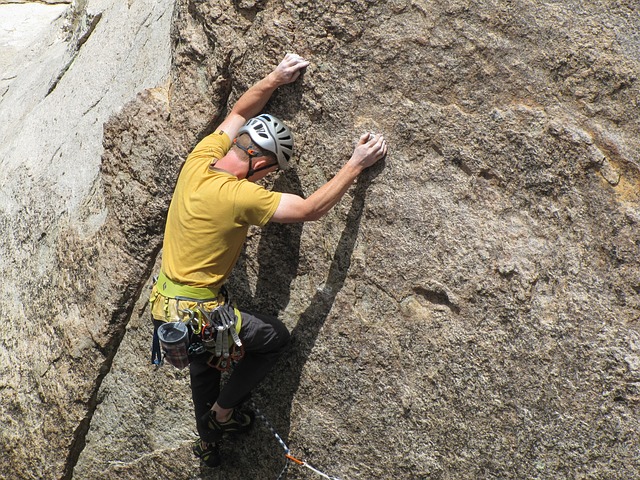 En man bergsklättrar